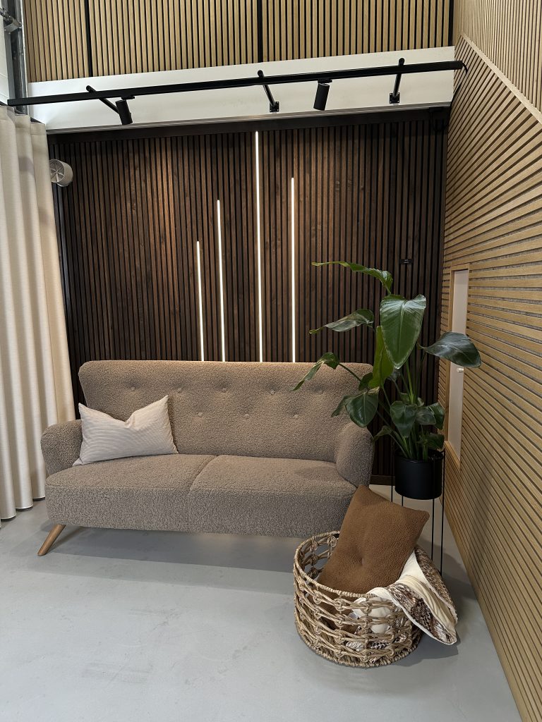 Image 4 of 5 in LED gallery